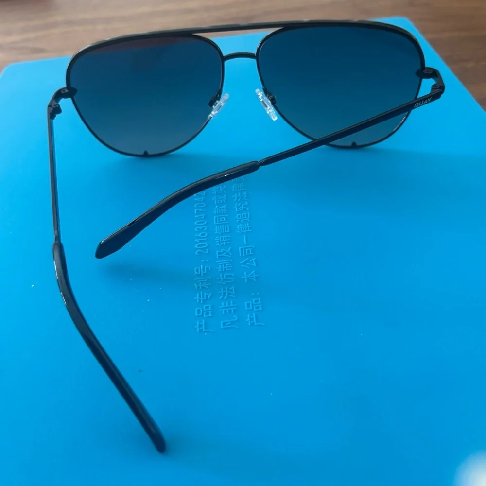 High Key Extra Large Sunglasses - Picture 4 of 4
